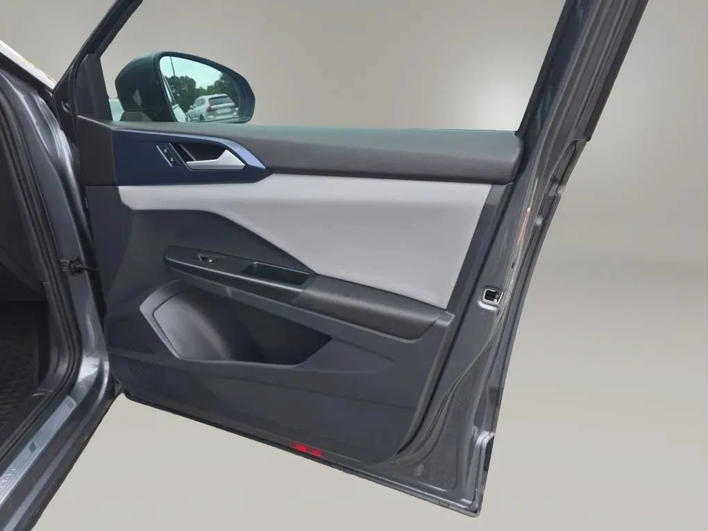 Used 2023 Volkswagen Taos SE w/ Panoramic Sunroof Package FWD image 48