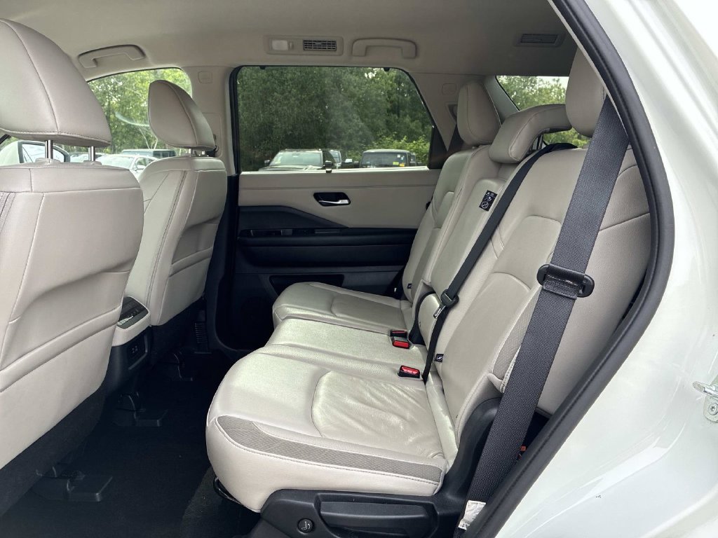 Used 2023 Nissan Pathfinder SL AWD/4WD image 16
