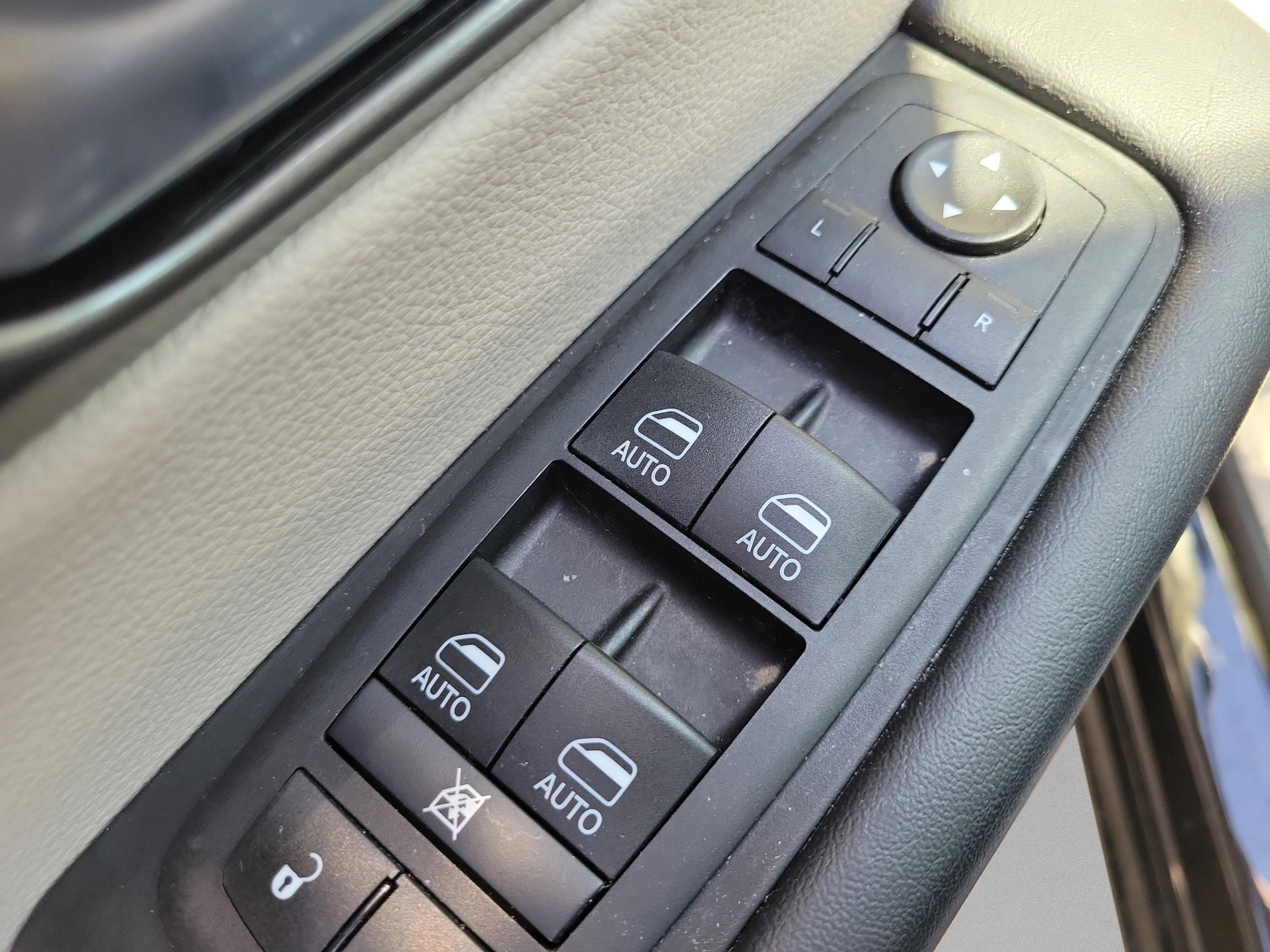 Used 2024 Chrysler Pacifica Touring-L w/ Uconnect Theater Family Group FWD image 13