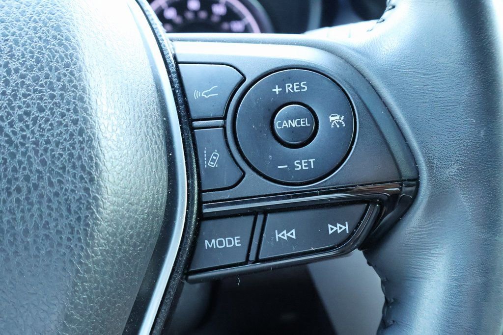 Used 2022 Toyota Venza XLE image 13