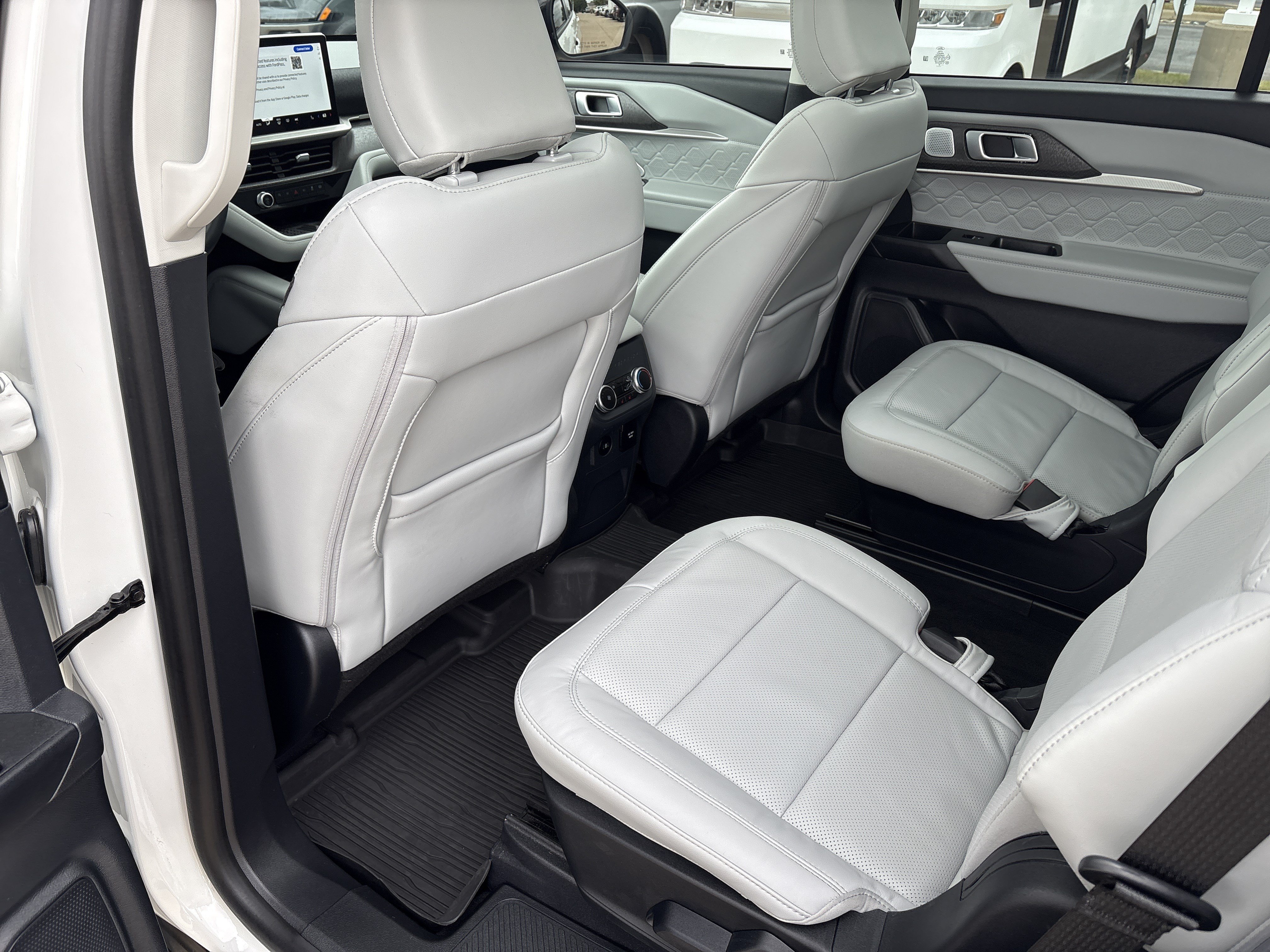 Used 2025 Ford Explorer Platinum w/ Ultimate Package AWD/4WD image 4