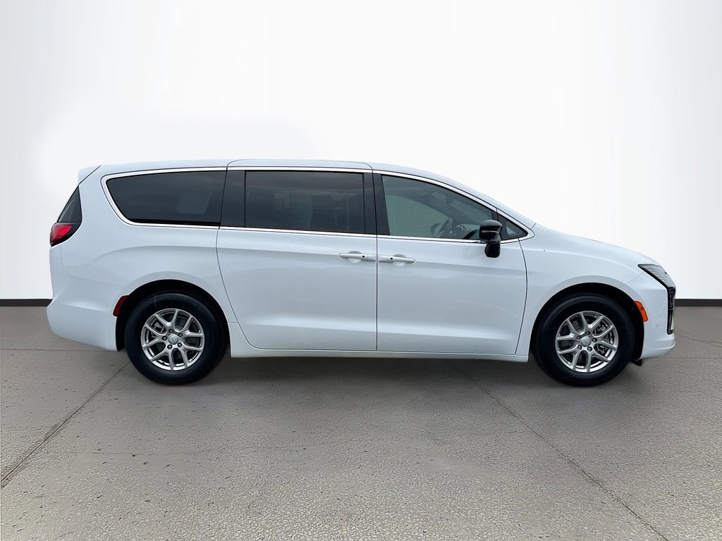 New 2027 Chrysler Pacifica Select FWD image 8