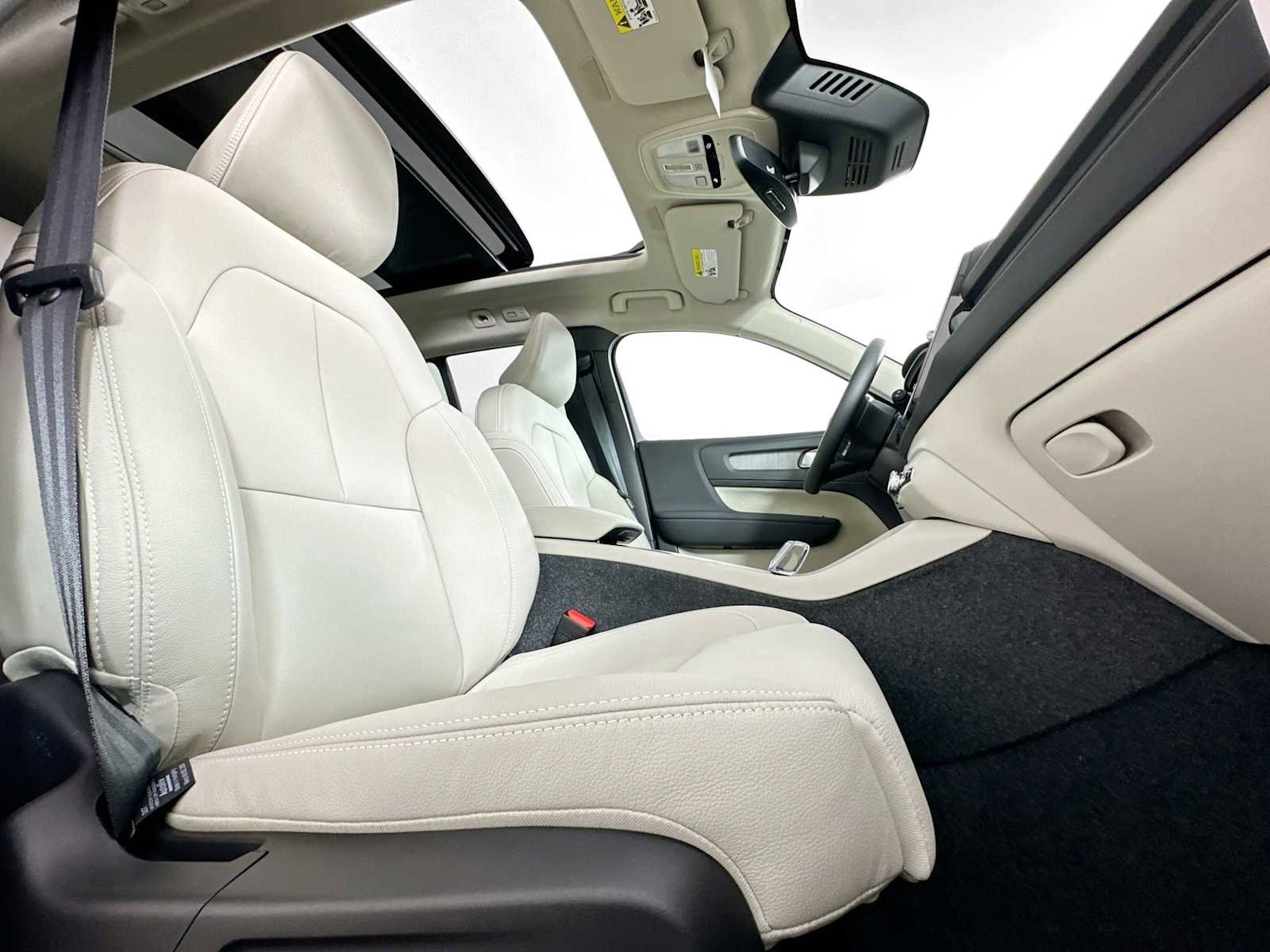 Used 2025 Volvo XC40 B5 Plus w/ Protection Package Premier image 24