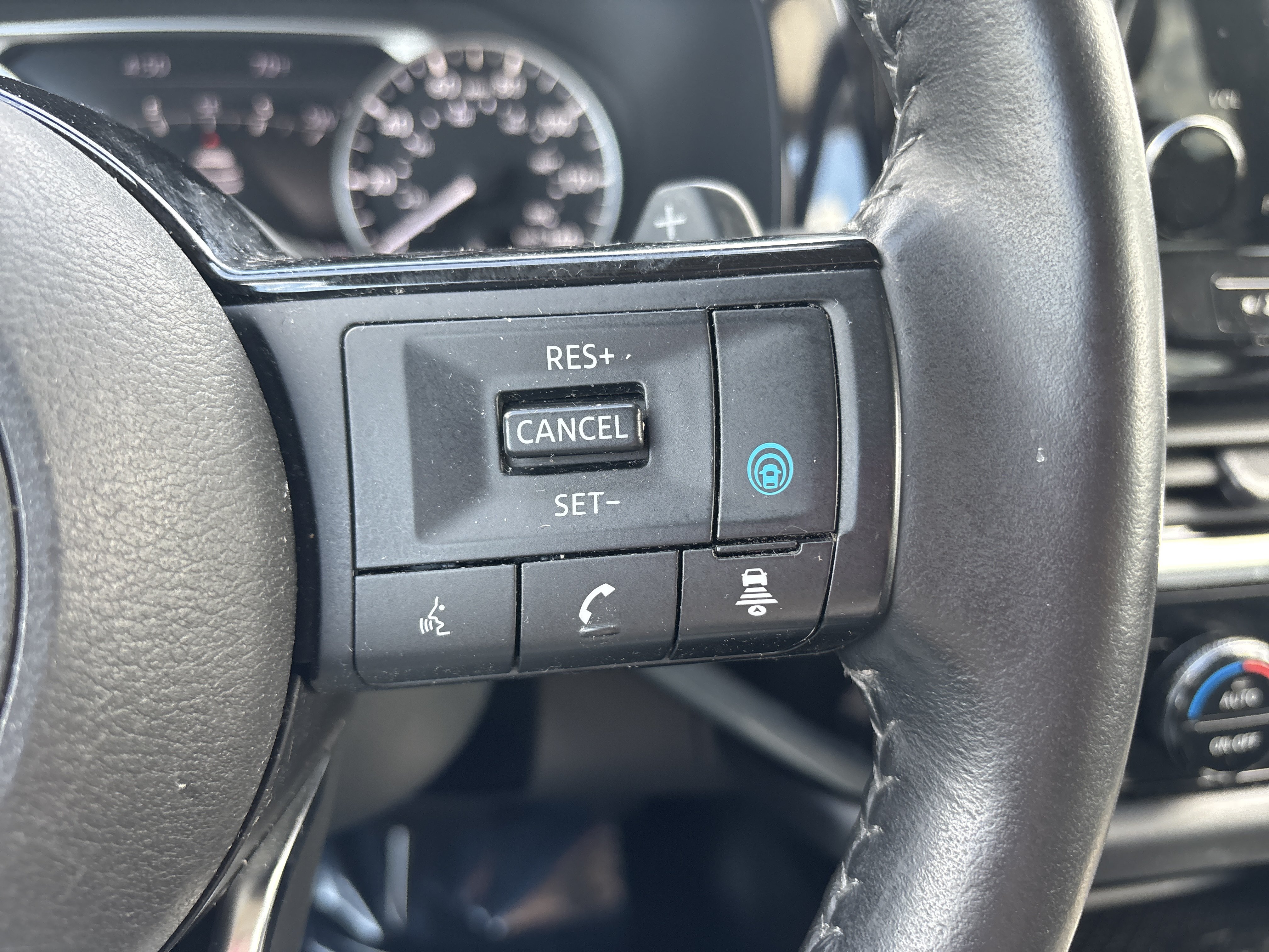 Used 2023 Nissan Pathfinder SL AWD/4WD image 26