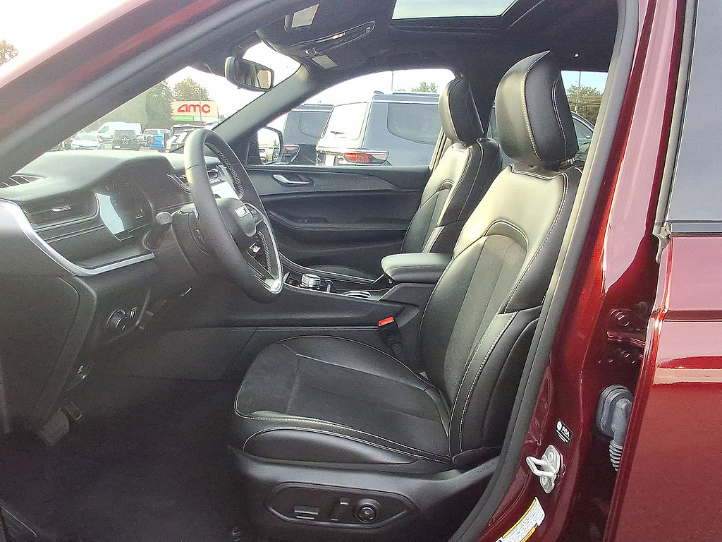 Used 2024 Jeep Grand Cherokee Altitude AWD/4WD image 17