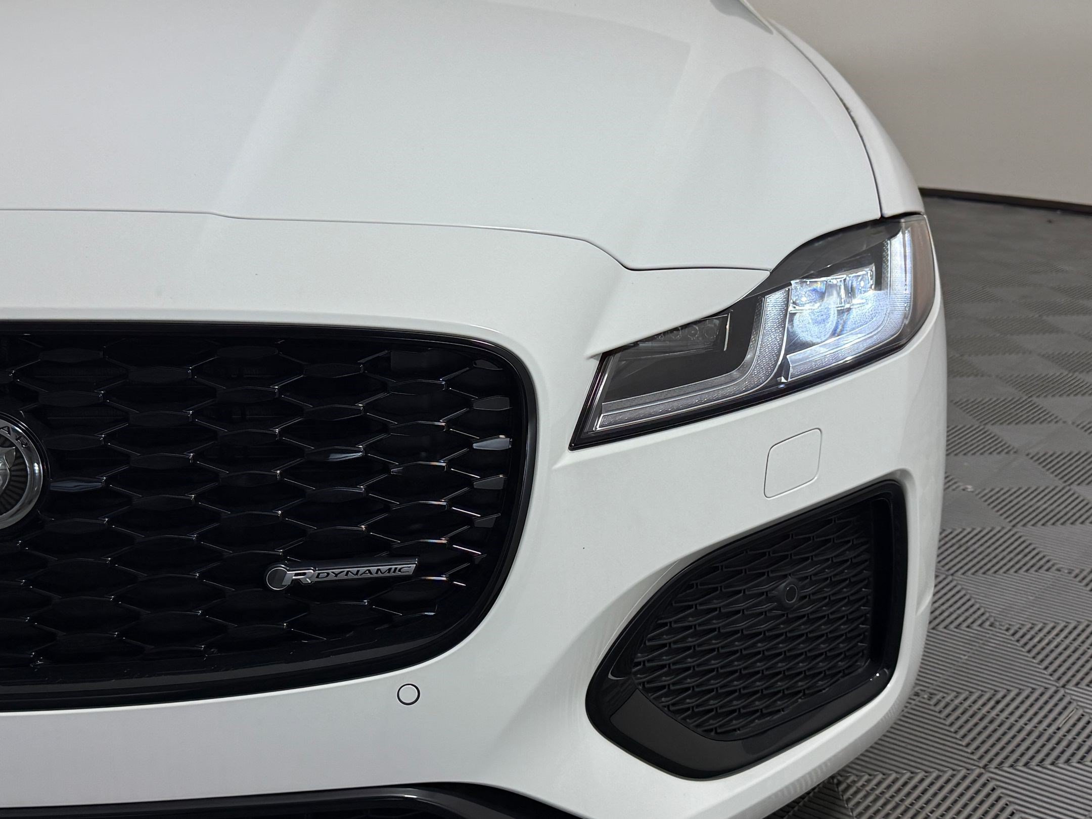 Used 2024 Jaguar XF R-Dynamic SE AWD/4WD image 10