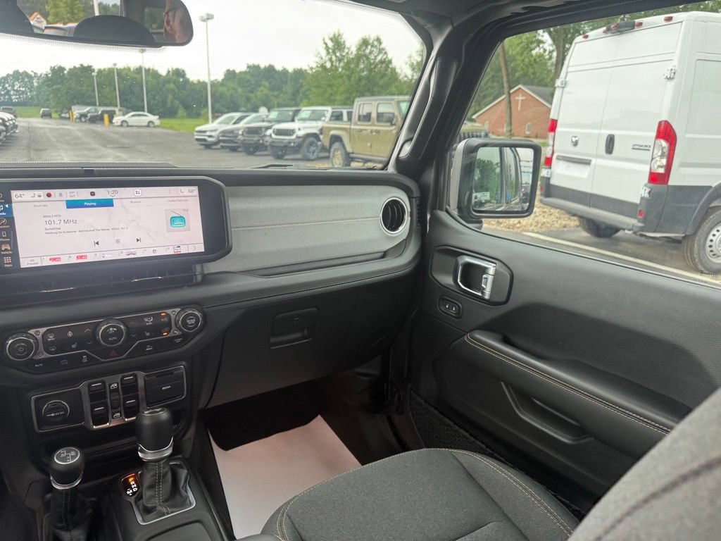 Used 2025 Jeep Wrangler Unlimited Sahara AWD/4WD image 36