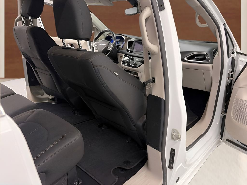 Used 2019 Chrysler Pacifica Touring Plus FWD image 14