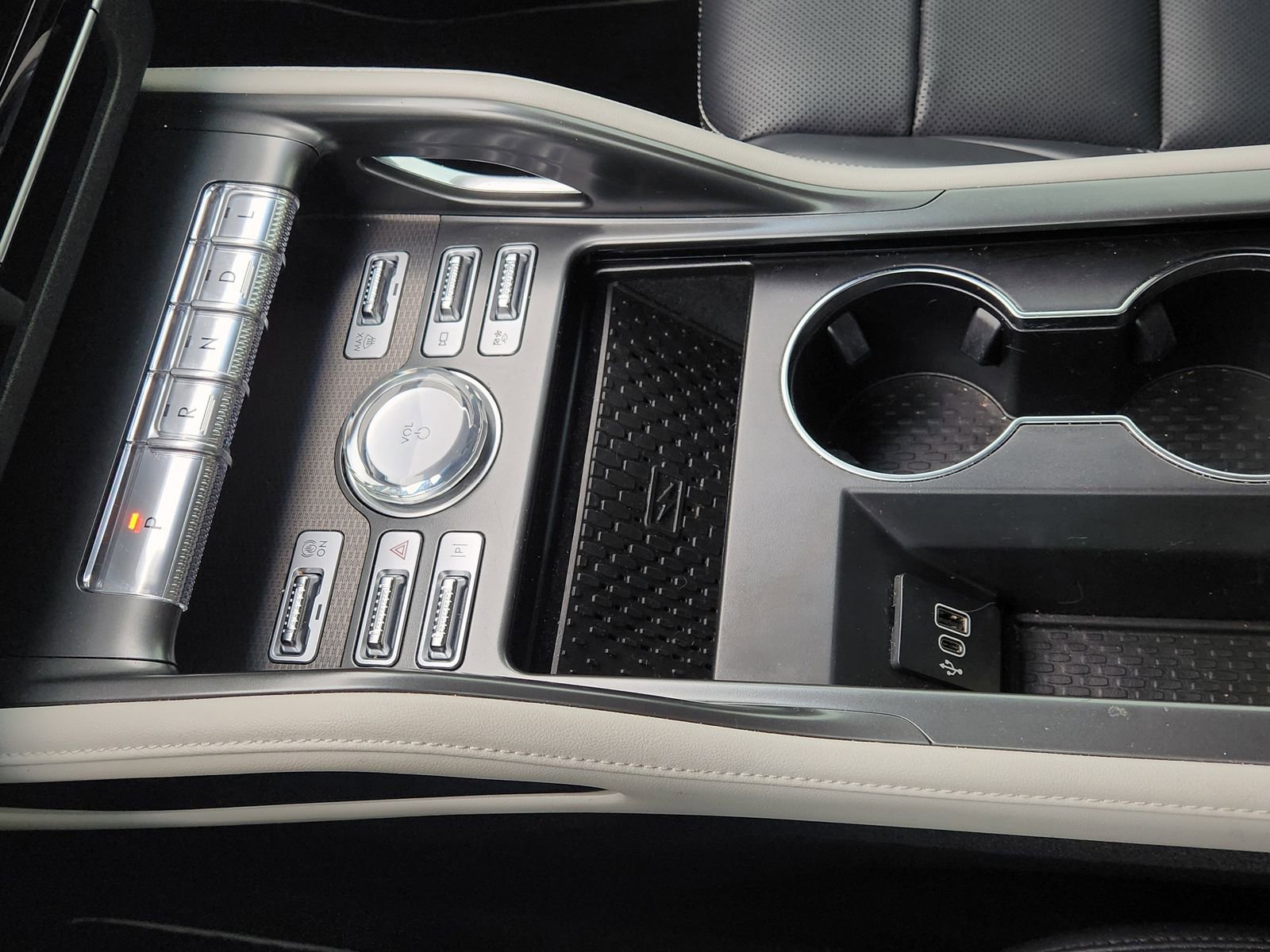 Used 2024 Lincoln Nautilus Premier image 23