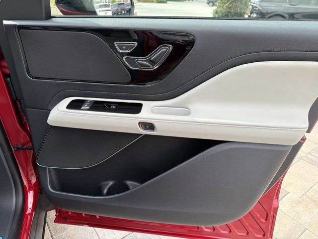 New 2026 Lincoln Aviator 2WD w/ Jet Appearance Package image 16