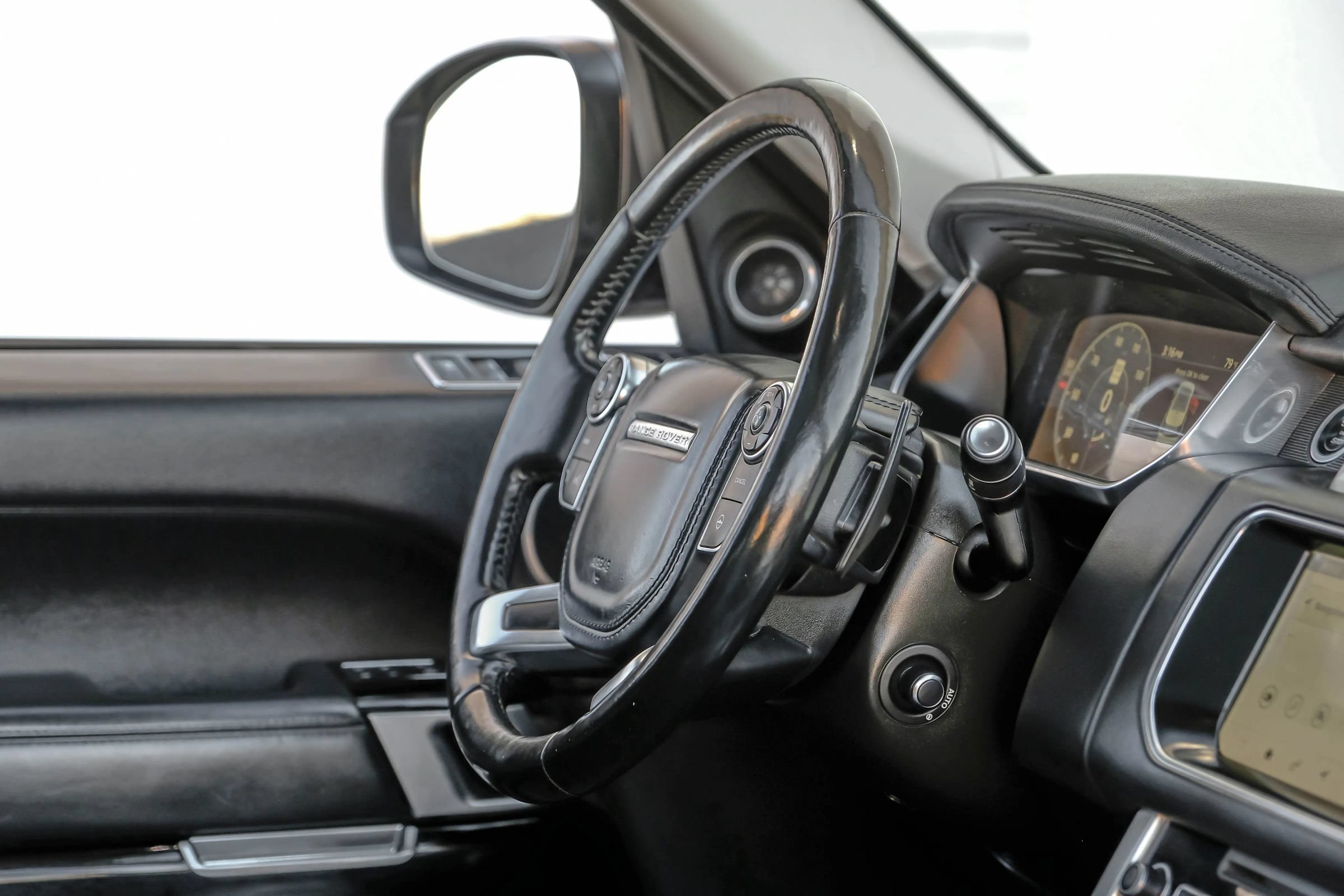 Used 2017 Land Rover Range Rover HSE AWD/4WD image 18