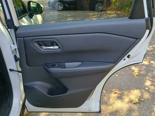 Used 2024 Nissan Rogue SV image 15