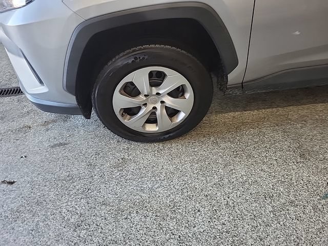 Used 2020 Toyota RAV4 LE FWD image 3