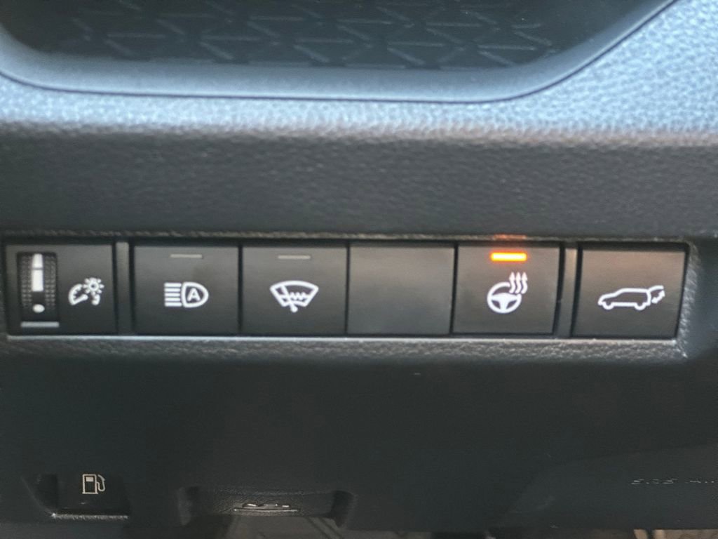 Used 2022 Toyota RAV4 SE w/ Convenience Package image 18
