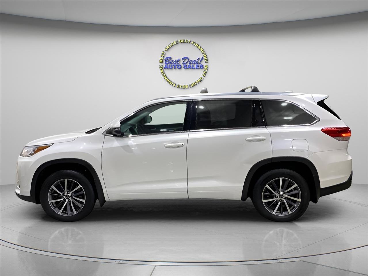Used 2018 Toyota Highlander XLE AWD/4WD image 2