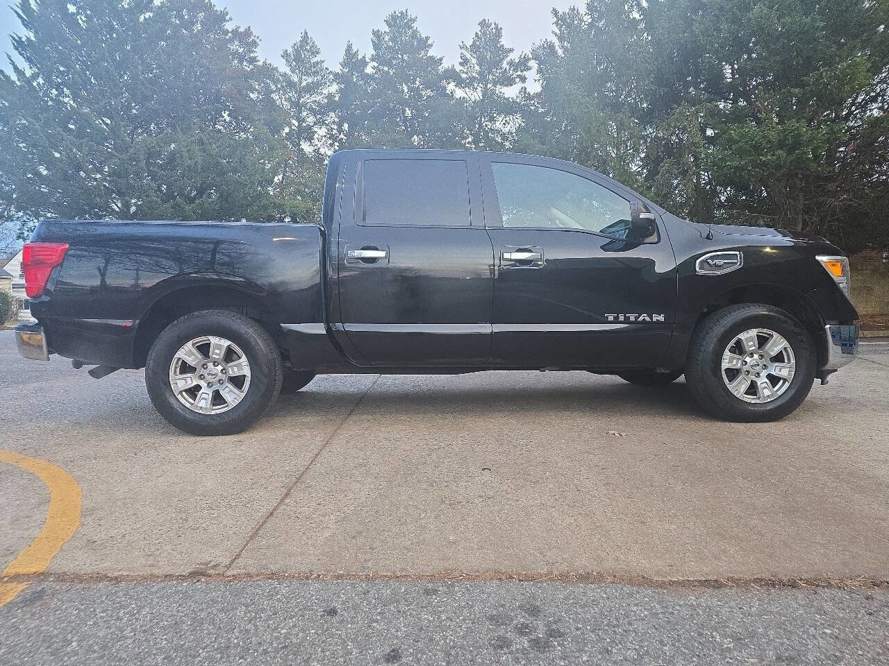 Used 2017 Nissan Titan SV image 5
