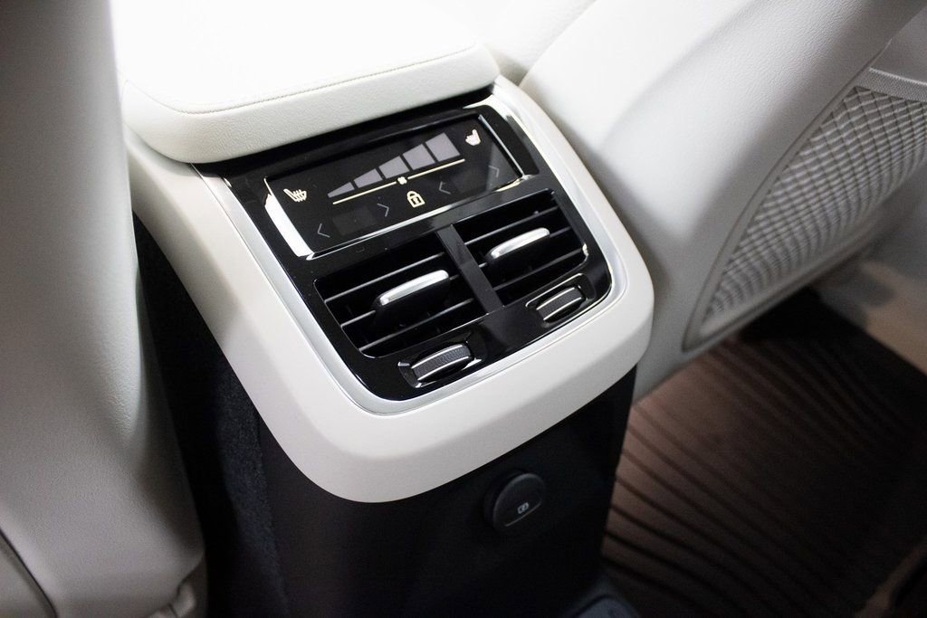 Certified 2025 Volvo XC90 T8 Plus w/ Protection Package Premier image 33