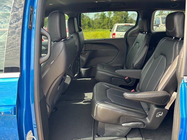 New 2027 Chrysler Pacifica Select AWD/4WD image 21