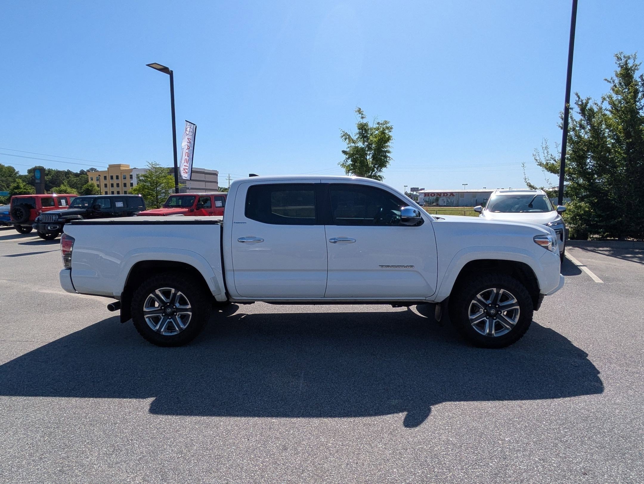 Used 2016 Toyota Tacoma Limited w/ Towing Package image 2