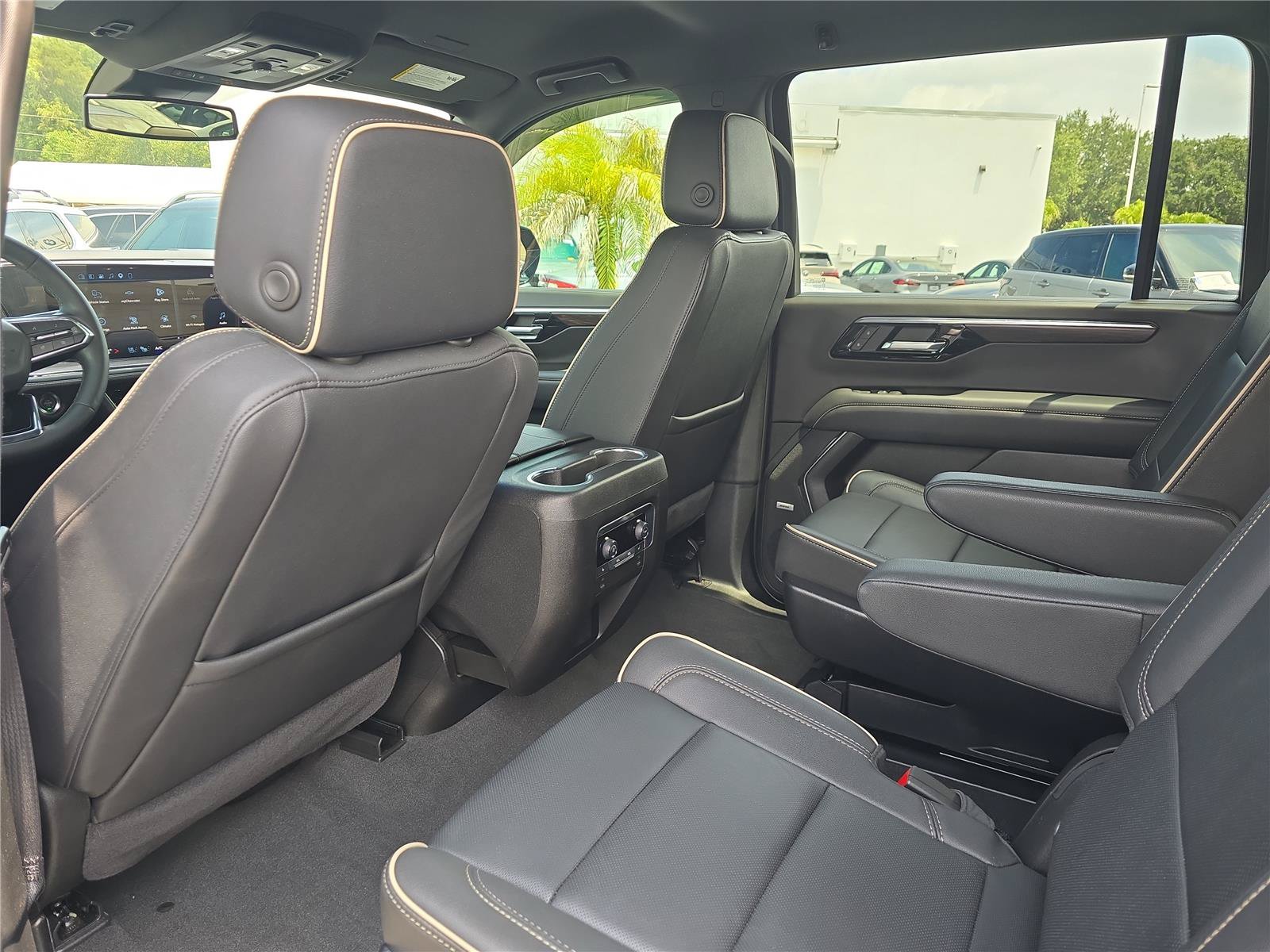 Used 2025 Chevrolet Suburban Premier AWD/4WD image 11