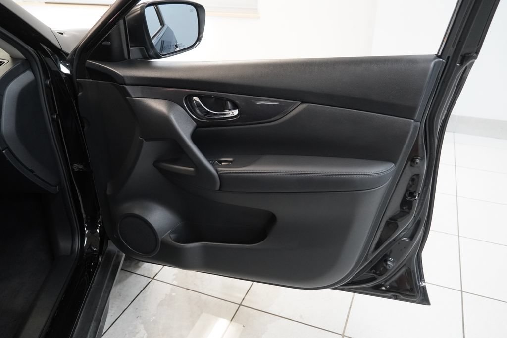 Used 2018 Nissan Rogue SV AWD/4WD image 25