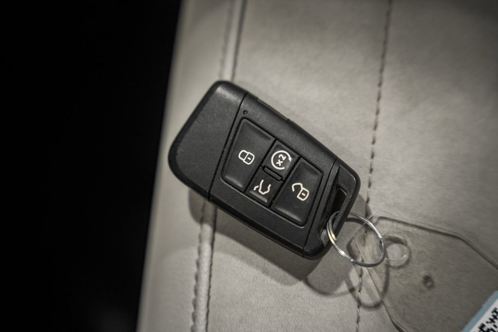 Used 2025 Volkswagen Taos SE w/ Panoramic Sunroof Package image 49