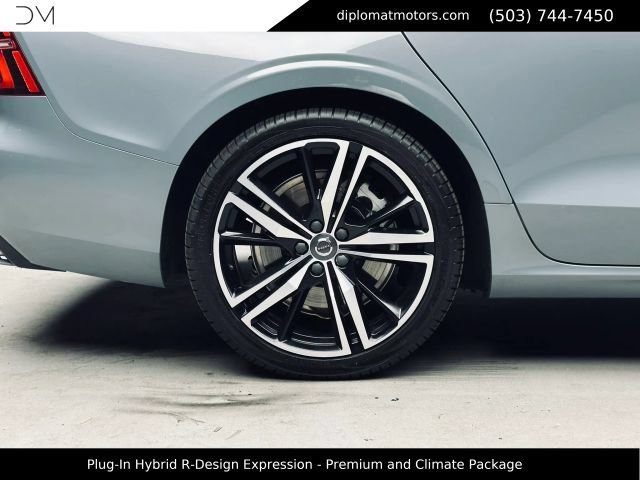 Used 2022 Volvo S60 T8 R-Design Expression w/ Premium Package AWD/4WD image 44