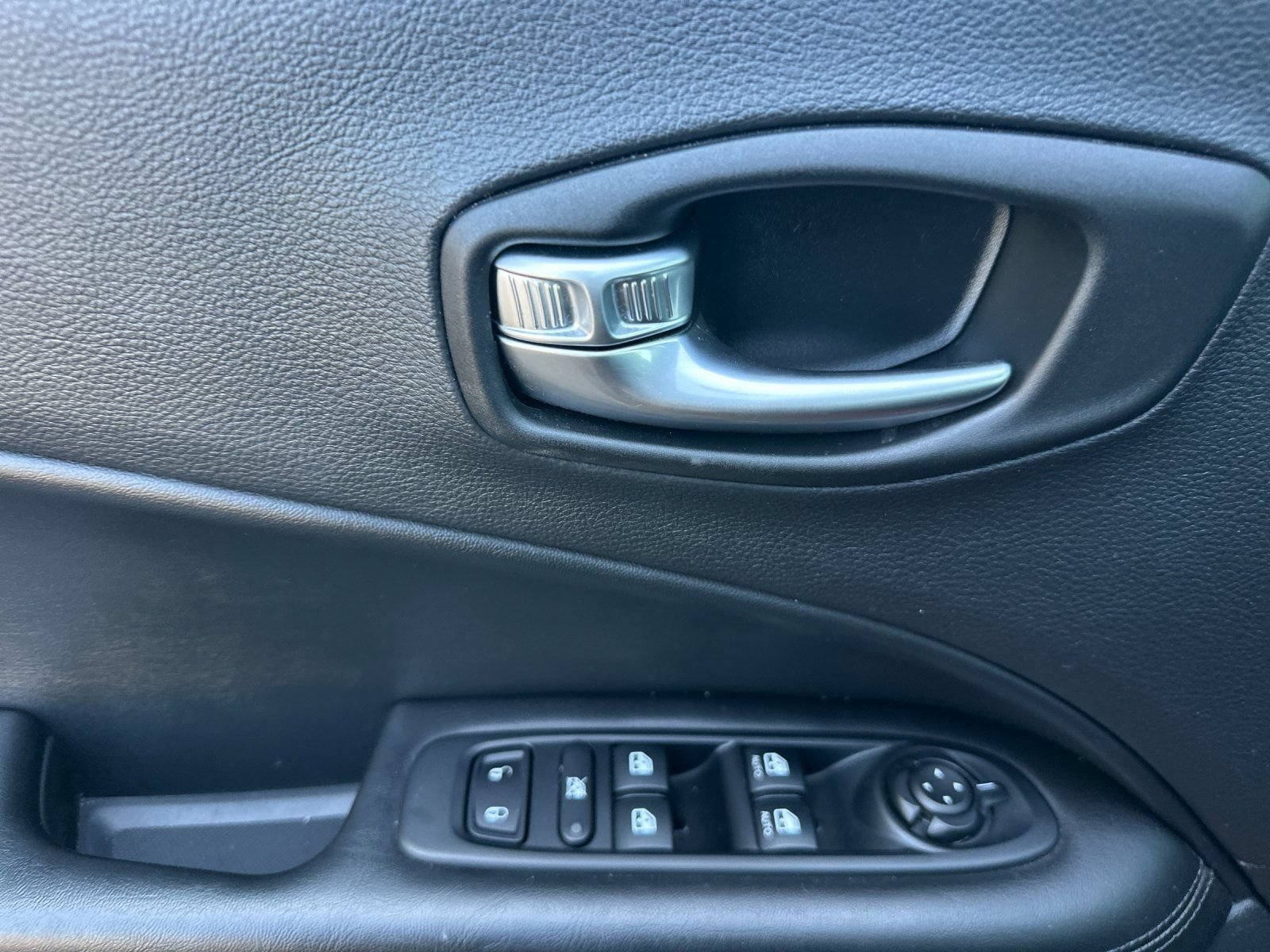 Used 2019 Jeep Compass Latitude FWD image 11
