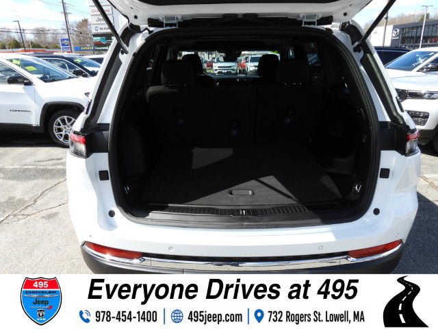 Used 2025 Jeep Grand Cherokee Laredo X AWD/4WD image 12
