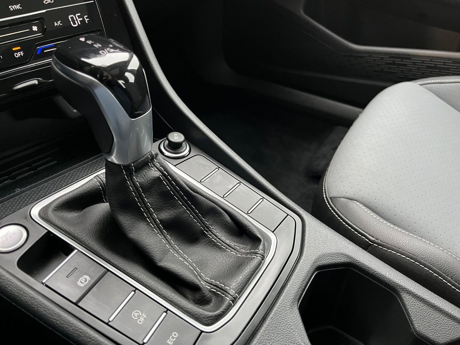 Used 2025 Volkswagen Jetta SE image 41