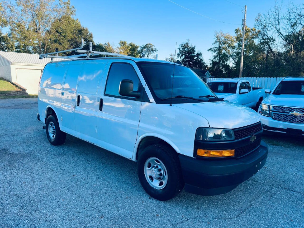 Used 2018 Chevrolet Express 2500 w/ Driver Convenience Package RWD image 3