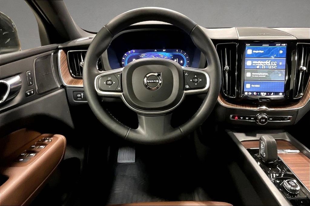 Used 2022 Volvo XC60 B5 Momentum w/ Climate Package image 8