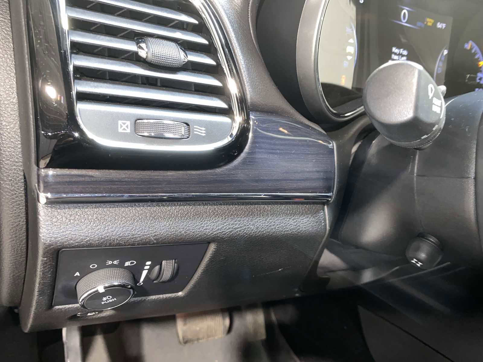 Used 2019 Jeep Grand Cherokee Overland AWD/4WD image 24