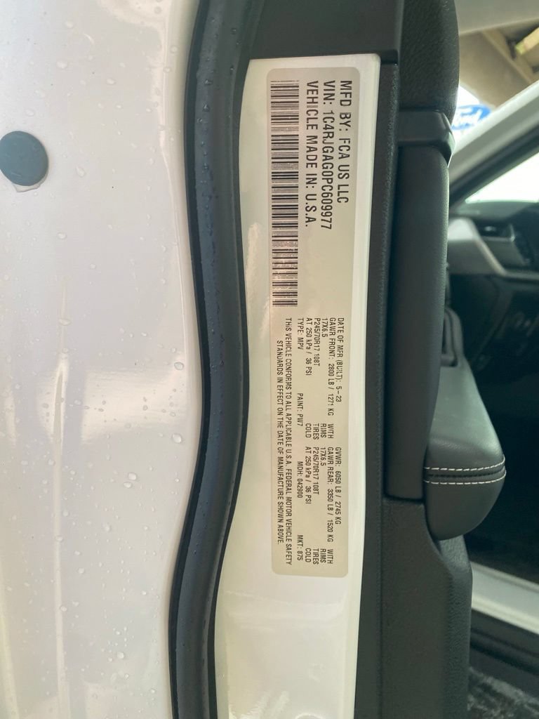 Used 2023 Jeep Grand Cherokee Laredo RWD image 15