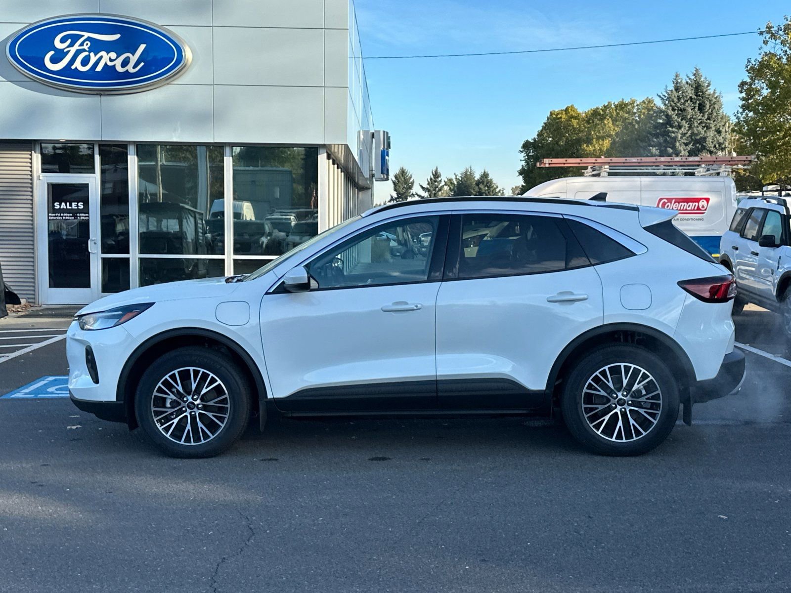 Used 2024 Ford Escape SE image 3