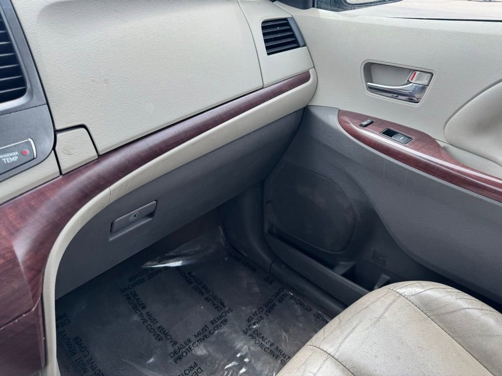 Used 2014 Toyota Sienna XLE FWD image 25