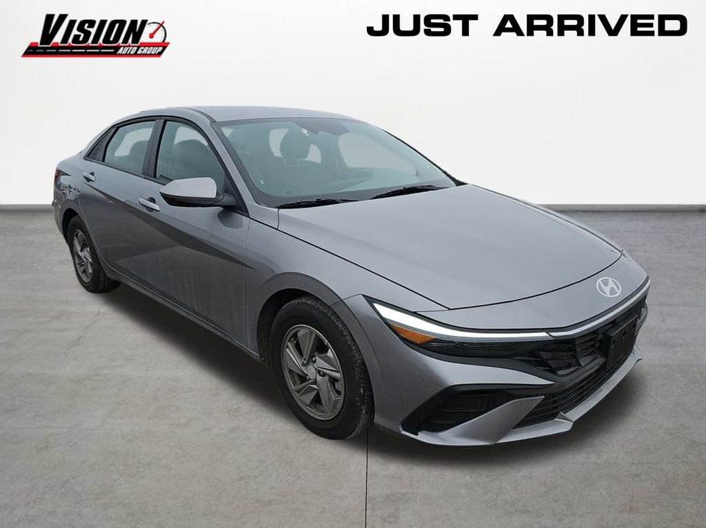 Used 2025 Hyundai Elantra SE image 3