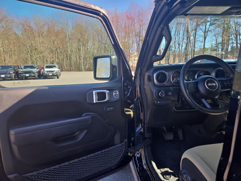 Used 2023 Jeep Wrangler Unlimited w/ Cold Weather Group AWD/4WD image 19