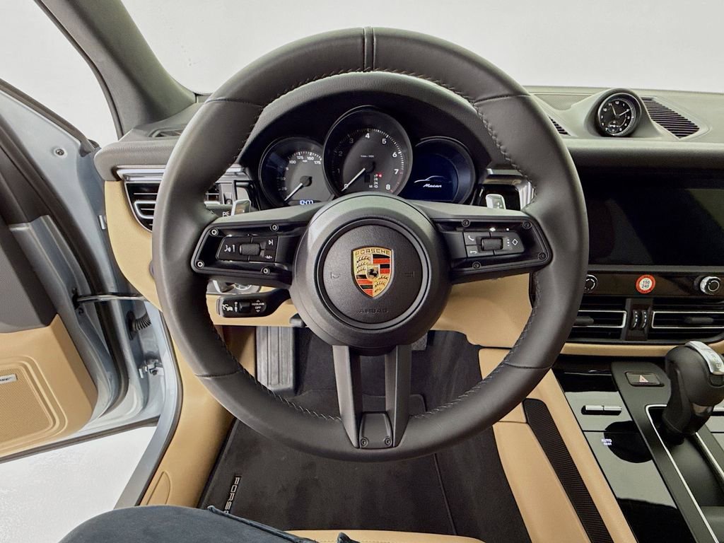 Certified 2025 Porsche Macan image 15