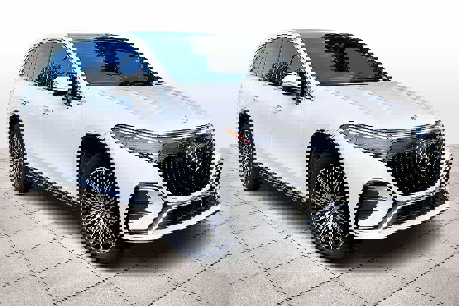 Used 2023 Mercedes-Benz EQS 580 4MATIC SUV image 2