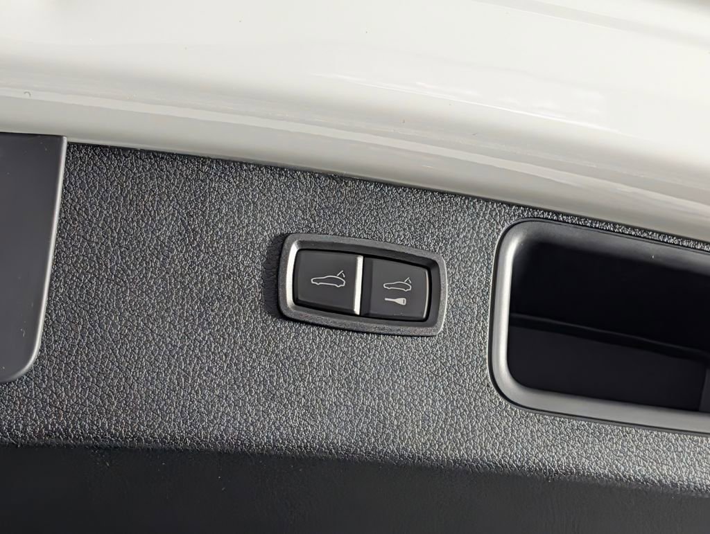 New 2026 Porsche Macan image 18