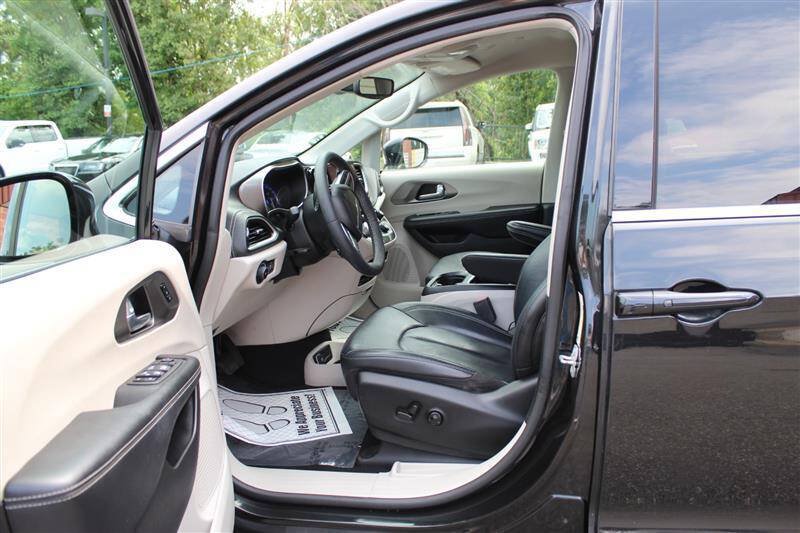 Used 2022 Chrysler Pacifica Touring-L w/ Uconnect Theater Family Group AWD/4WD image 10