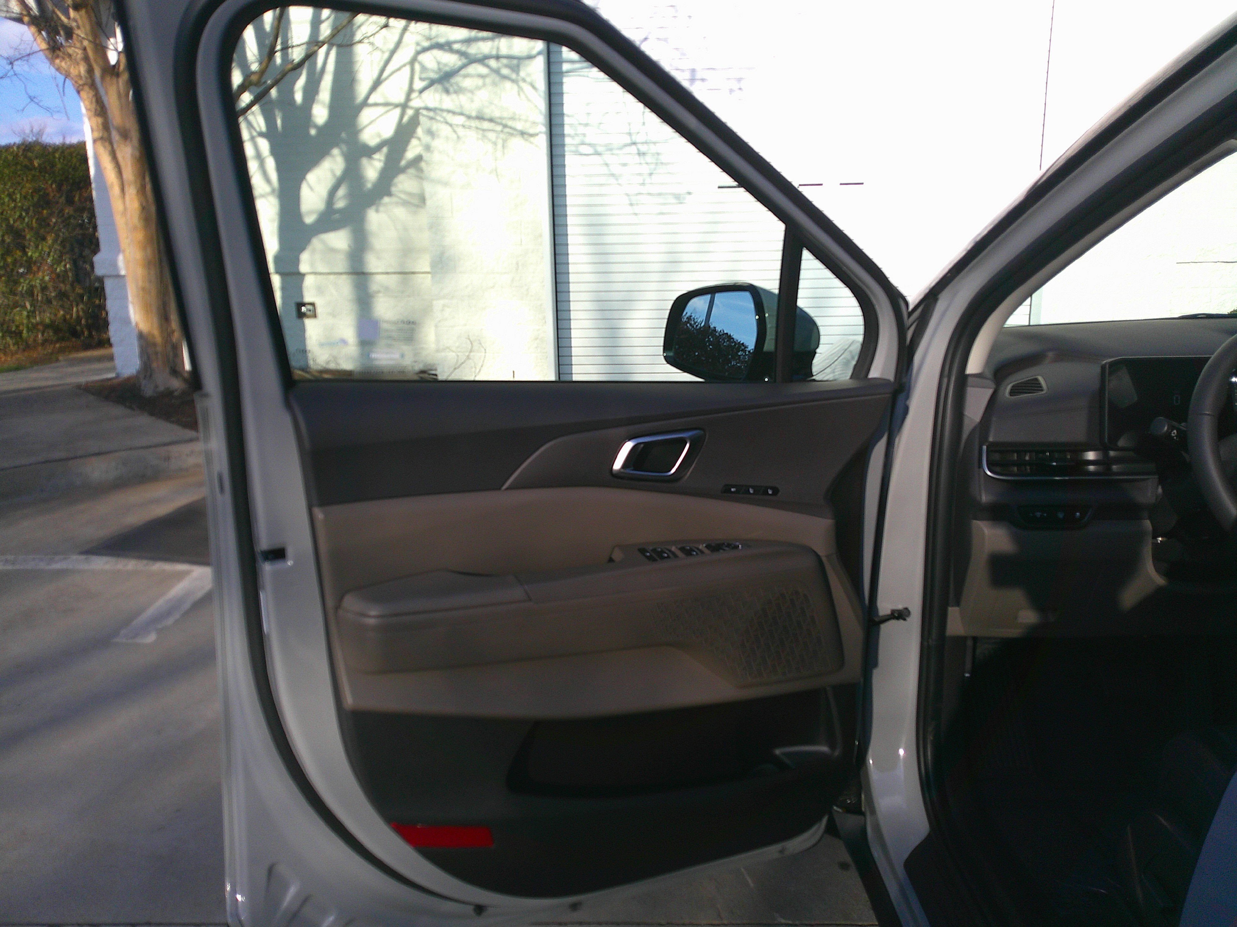 Used 2025 Kia Carnival EX image 17