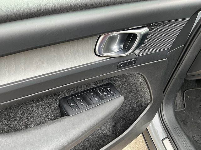 Certified 2025 Volvo XC40 B5 Core image 16