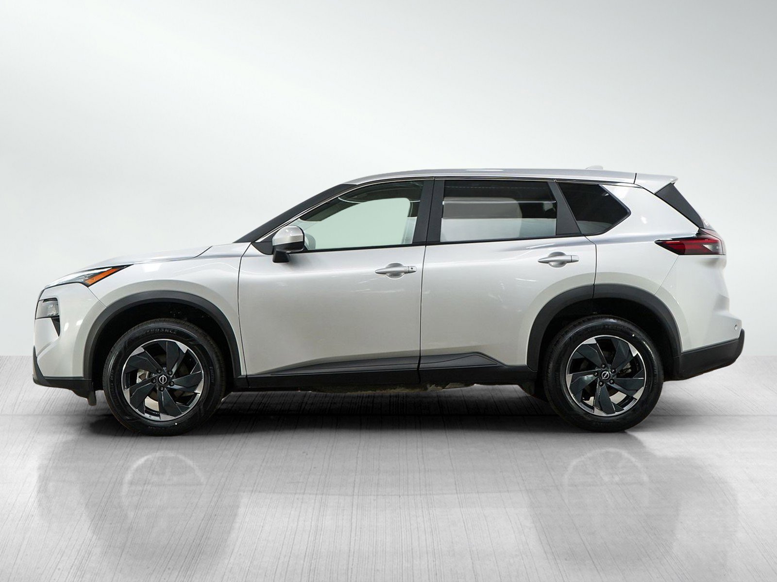 Used 2025 Nissan Rogue SV image 2