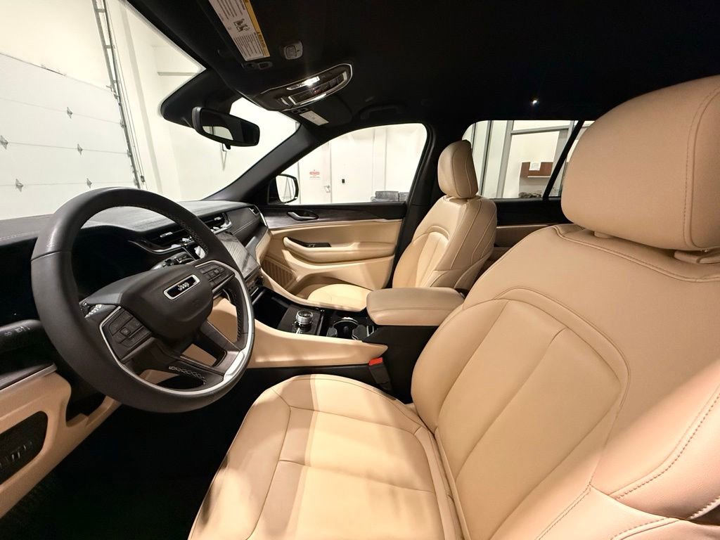 Used 2023 Jeep Grand Cherokee Limited AWD/4WD image 16