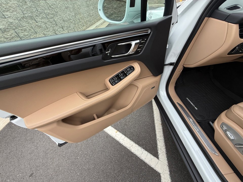 Certified 2025 Porsche Macan image 21
