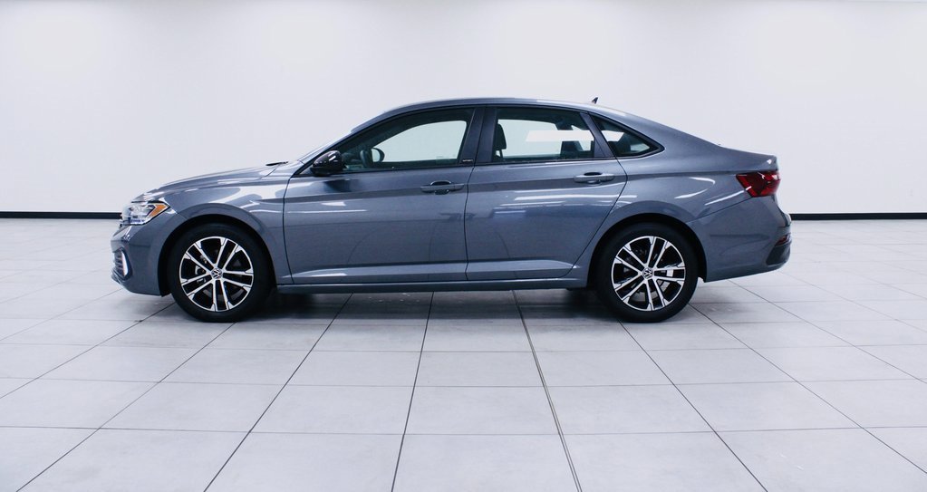 Used 2024 Volkswagen Jetta Sport image 2