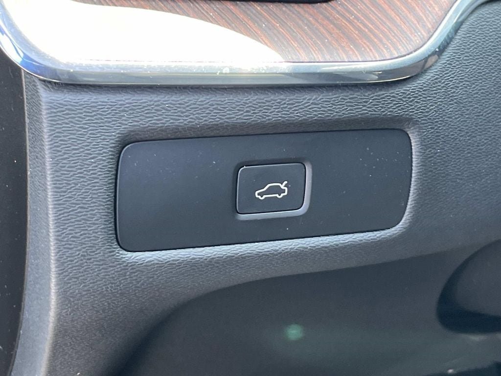 Certified 2023 Volvo XC60 B5 Plus AWD/4WD image 27