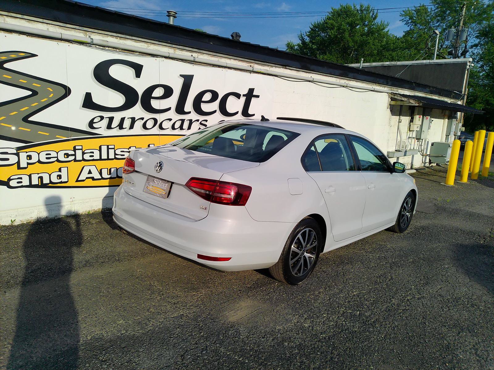 Used 2017 Volkswagen Jetta SE FWD image 2